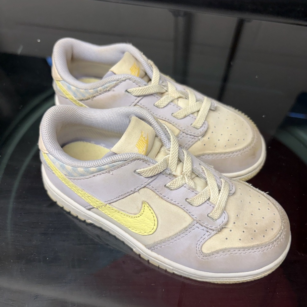 Nike Kids Low-Top Sneakers in Pale Yellow and Cream